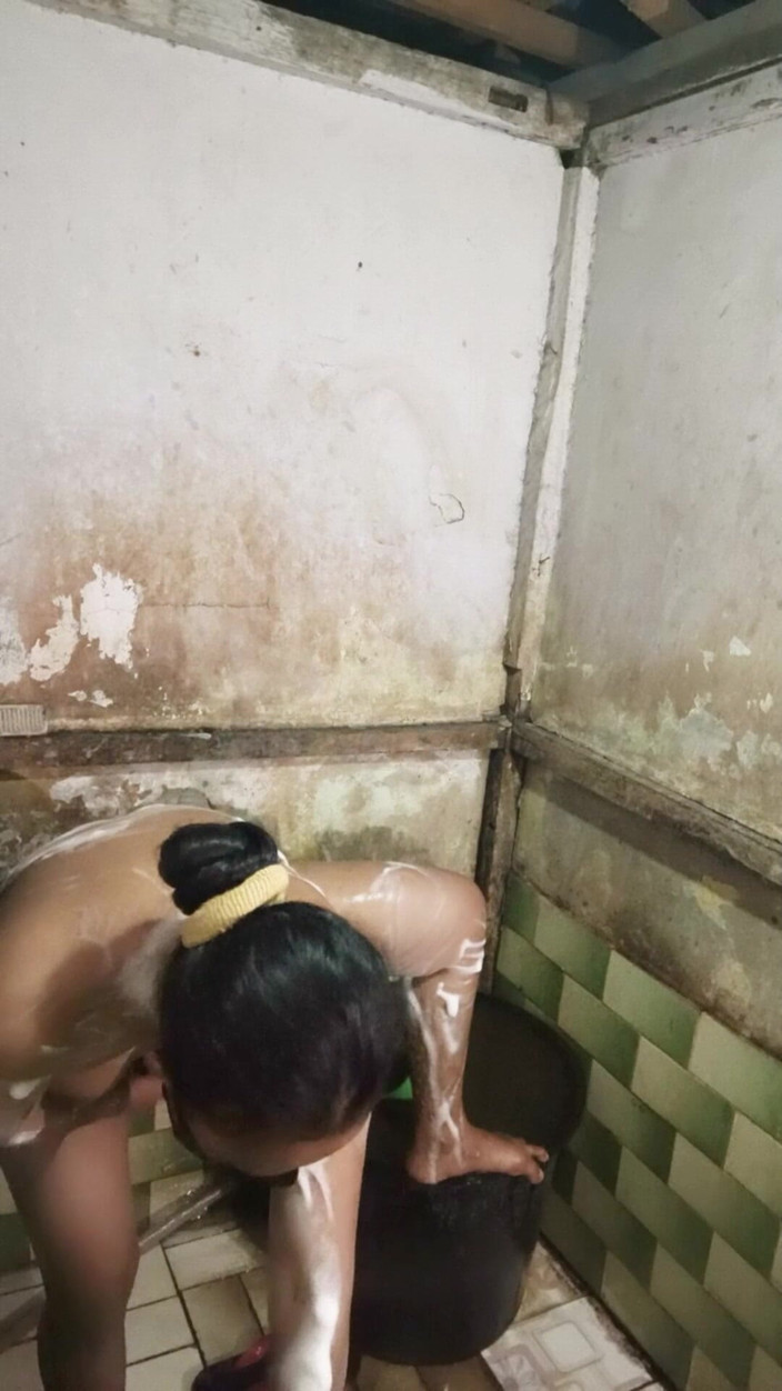 Rania: Schoonzus zien douchen tijdens het masturberen