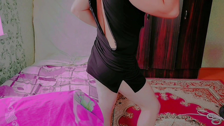 Kitty_Cross: Měkká ženská Femboy se otáčí v nadýchané róbě