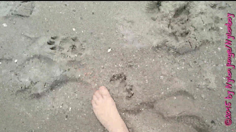 Carmen_Nylonjunge: Прогулянка в нейлоні на пляжі