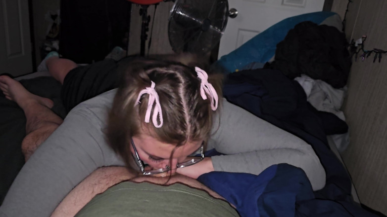 Funhousewife69: Memberikannya blowjob seksi dengan tubuh di rambut saya dan ditelan