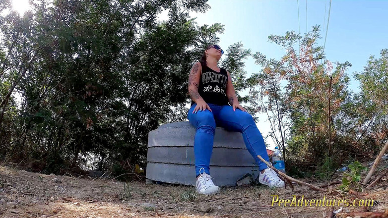 Pee Adventures: Fitness na świeżym powietrzu sprawia, że sika w kolantach