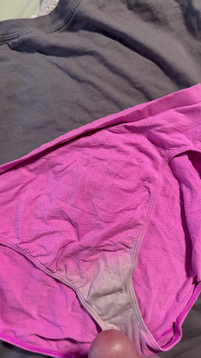 CumDaily: Vyvrcholení na kalhotky manželky 7