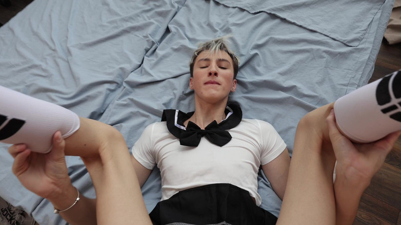 Sandro Jenner: Styvpappas stora går in i twinks trånga hål och