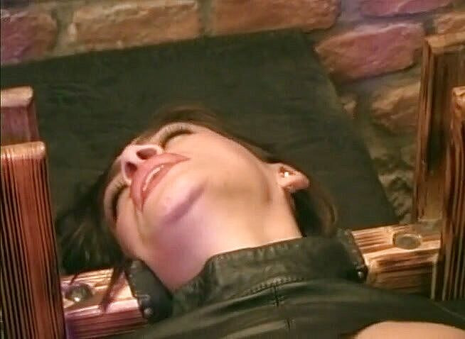 Lesbo Tube: Stăpâna își face orgasmul sclavului
