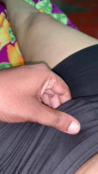 Karane: Junge spielen mit ihrer booms-muschi