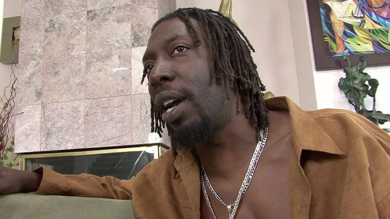Get Your Fix: Zwaargeschapen dreadlock-kerel legt ernstige pijpbeurt