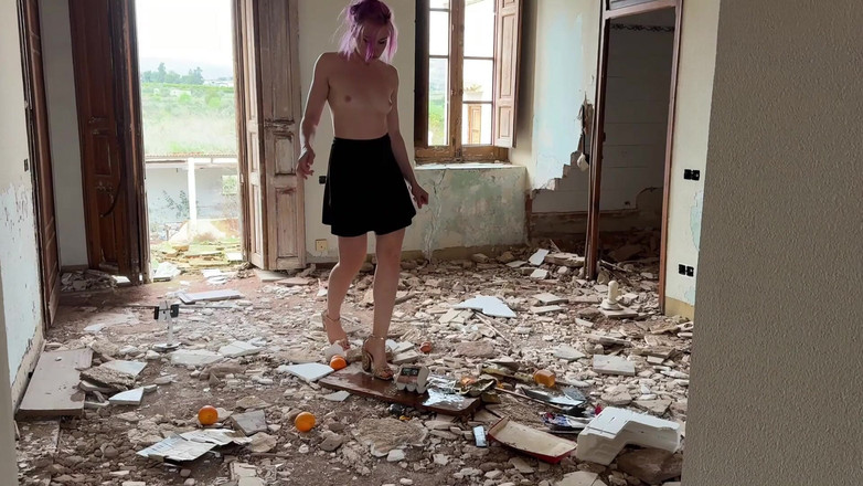 DINA LIGHT: Esmagada sob os saltos