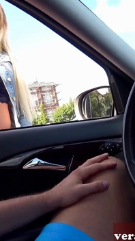 Une Salope Blonde Allemande Fait Une Pipe Avec Un Homme Étrange