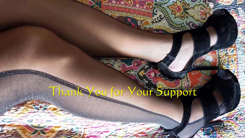 Dani Leg: Dany pierna en nylon se corre en el espejo