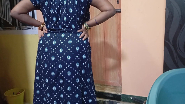 BeautyAnu: Makcik India bertetek besar berjalan