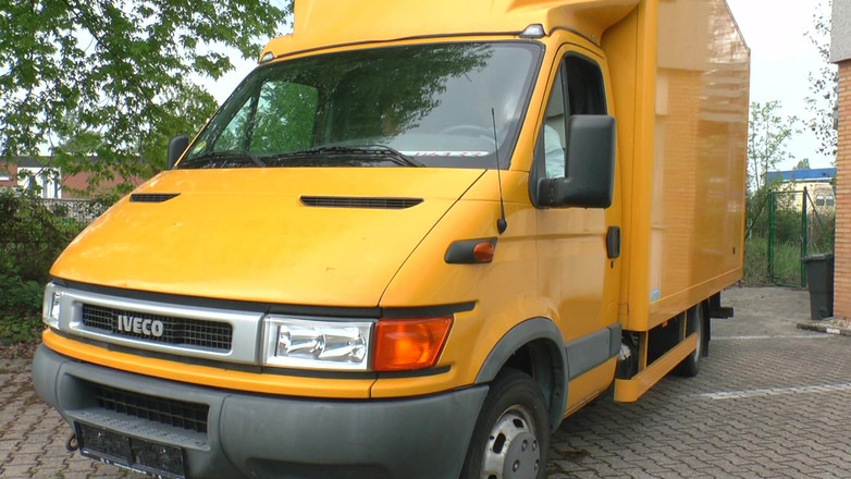 Erotic Club: Milf es lamida por extraño en la calle