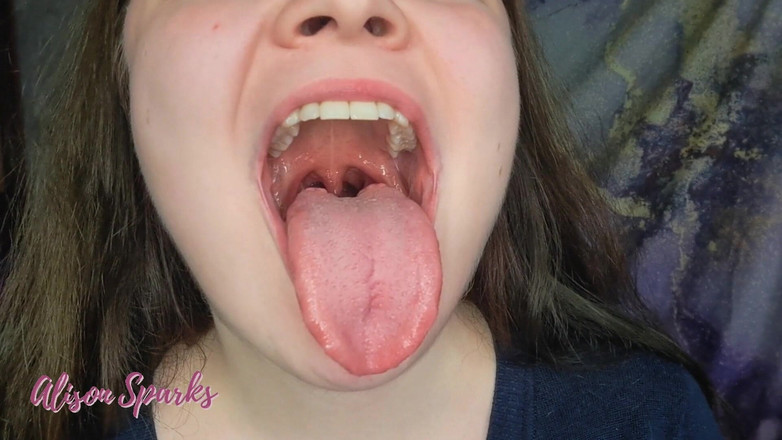 Alison Sparks: Осмотр рта Alison и игра со слюной