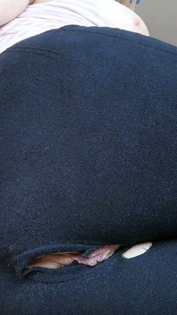 Raven porno videosu izlerken götünü ve amını parmaklıyor