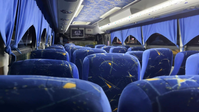 cxlila: 我在真正的公共汽车上吮吸一个不认识的乘客，他射在我嘴里