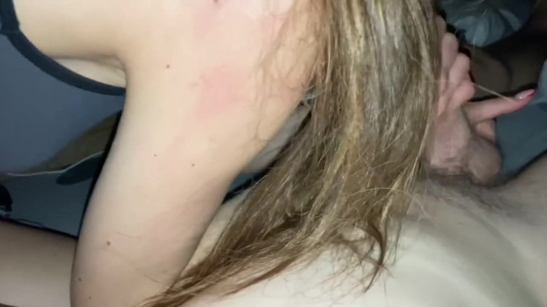 teenstep: Eerste keer de lul van mijn kamergenoot zuigen 's nachts in...