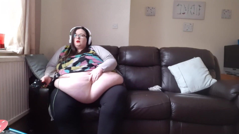 SSBBWLadyBrads: BBW SSBBW plays video games with belly
