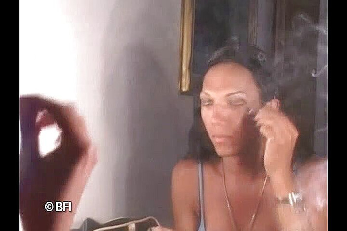 Combat zone transsexual barebacking: Aktris rambut pirang dengan kaki jenjang missy minum sperma setelah...