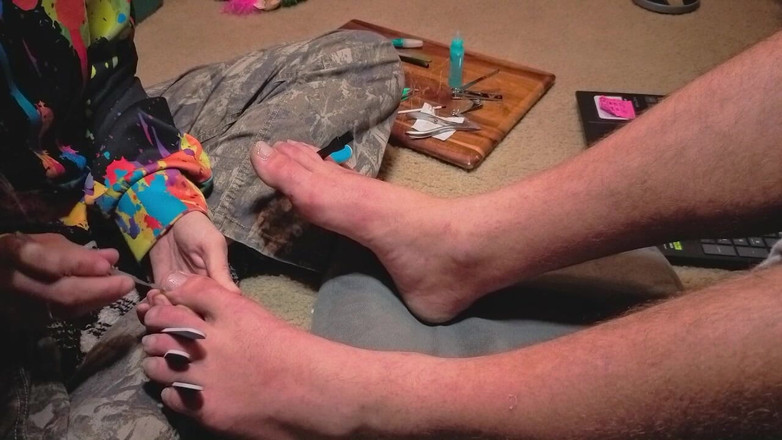 OnlyKyles: Melodi ger sin mästare en pedikyr