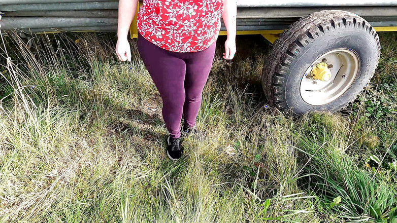 Bouncy Tits Action: Tieten geslagen in het midden van het bospad