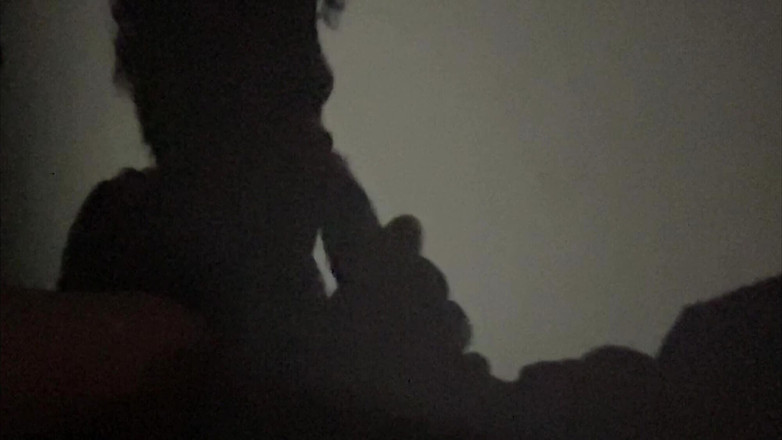 Lily & Theo: 影のおいしいゲーム、影の女は精液が爆発するまで大きなペニスのシルエットを吸います