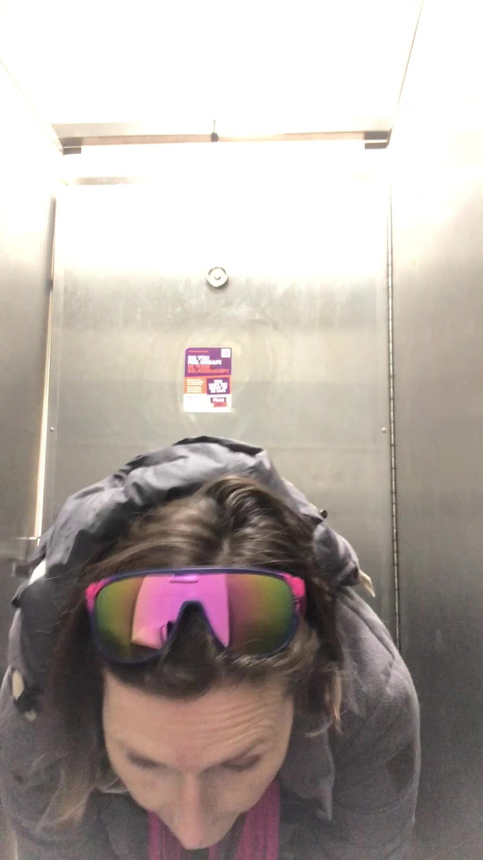 Pissing Paradise: Orina Rápida En Un Viaje De Compras