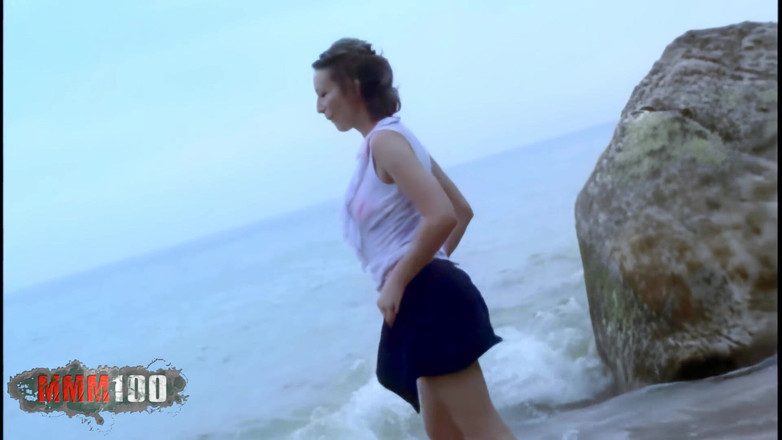 MMM100: Ava: समुद्र तट पर फ्रेंच सुंदरी ava Blue कपड़े उतारती है