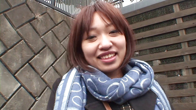 Asiatiques: 诱人的日本宝贝在呻吟，而男人正在拧她的湿屄