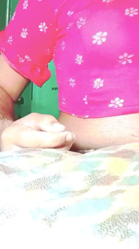 Індійський гей кроссдрессер gaurisissy xxx секс у рожевому lehanga натискає його великі цицьки