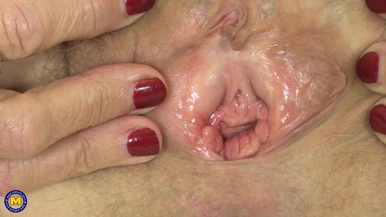 Mature Solo NL: Adorable mature loves toying her hairy cunt and tight butt...