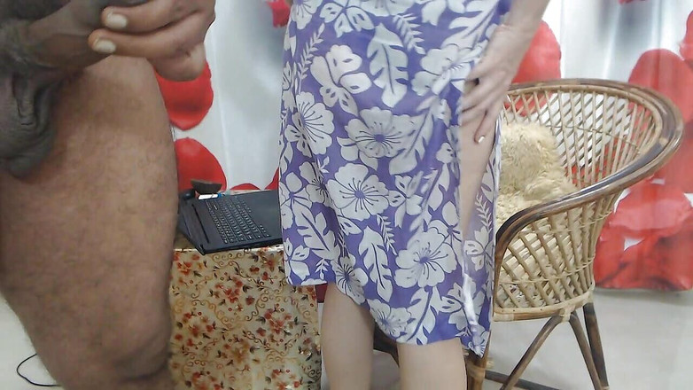 Bolly Karma: Milf voert sensuele striptease uit naast echtgenoot