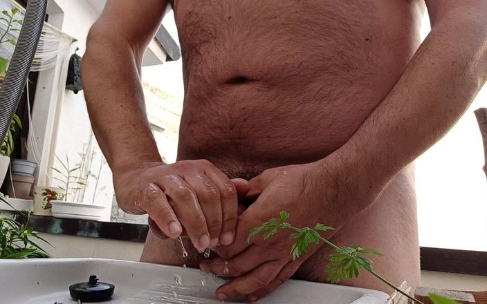 Kinky Guy: İşemek için en iyi yer, balkon