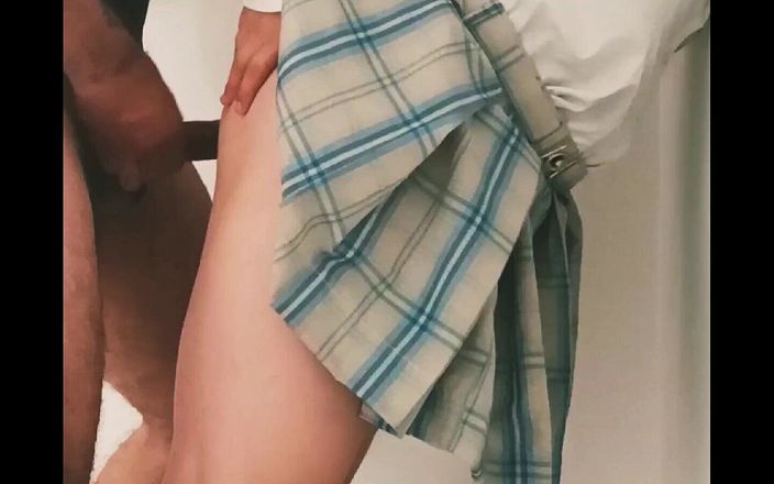 Emily-Chan: 18 साल की लैटिना कॉलेज के अंदर अजनबी के साथ चुदाई करती है