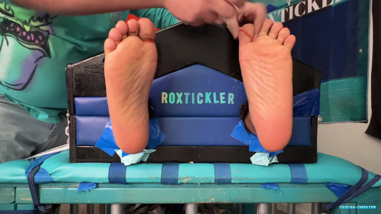 Ticklish Chubs: J के लिए लंड छेड़ना गुदगुदी