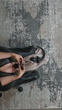 È il tempo per un plug anale più grande in schiavitù dominazione femminile schiava