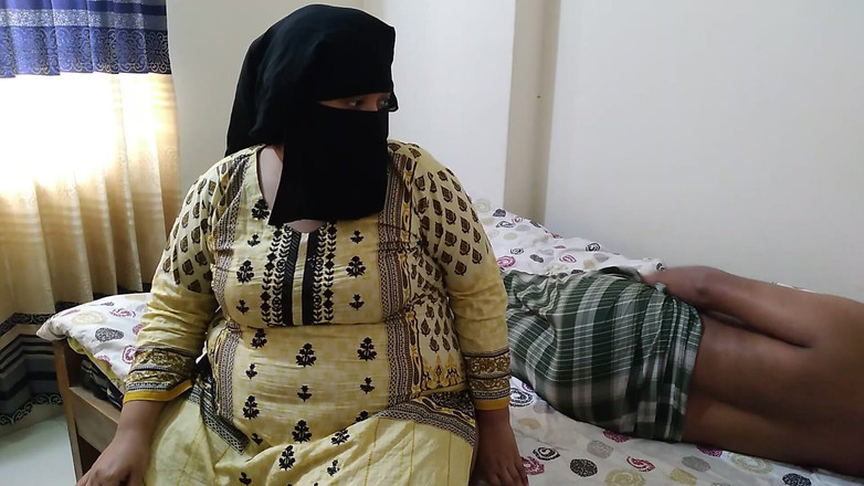 Aria Mia: Sexy máma šuká svou nevlastní dceru v posteli (probudila se jej a...