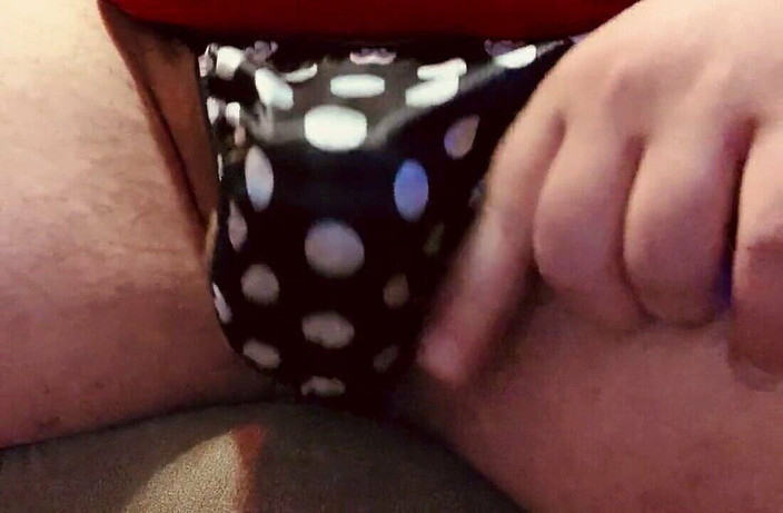 Thongsnpanties: Сперма в трусиках у чорних атласному стрінгах