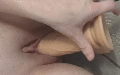 Ruby's home videos: Маленька брюнетка трахає себе жахливим 8-дюймовим ділдо