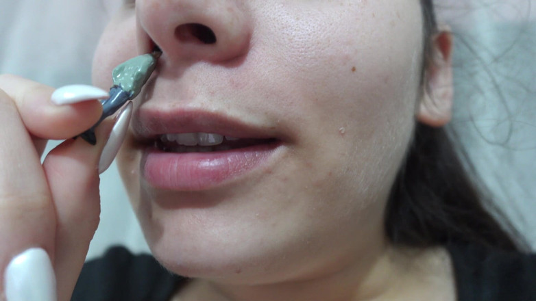 AmayaMori: La mia sorellastra gigantessa mette il fratellastro nel suo naso...