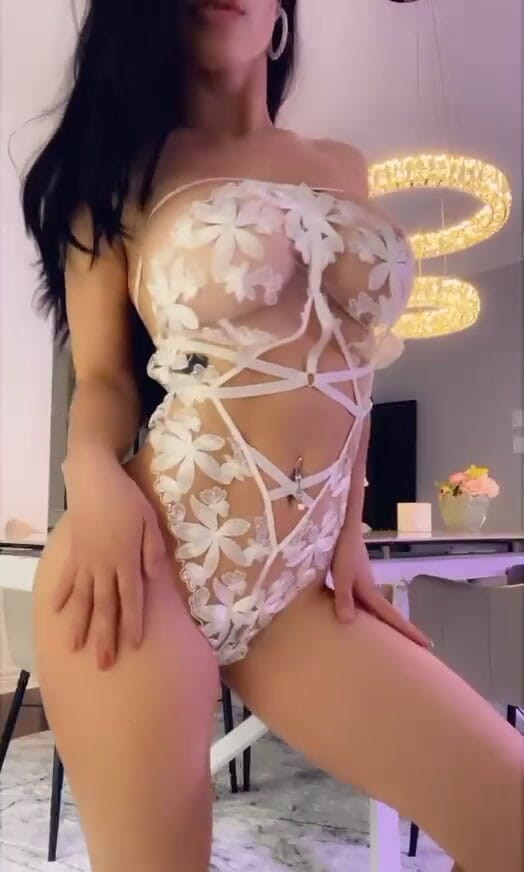 Miss Lexa: その甘いお尻を振る