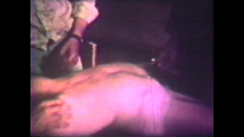 Vintage Usa: Gangbang Pour Une Jeune Brune À Gros Nichons