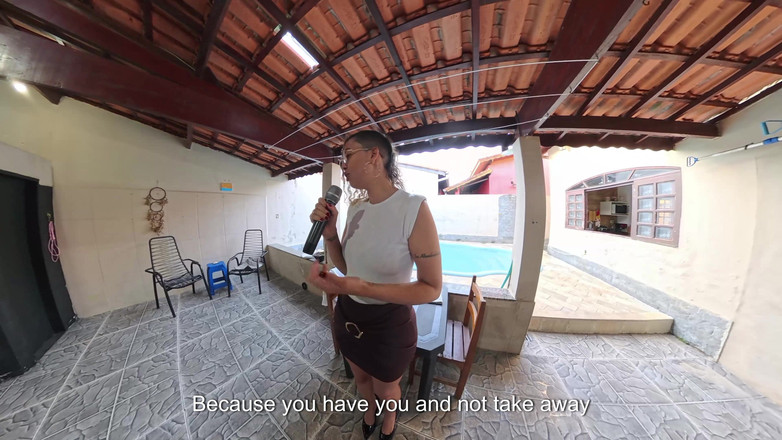 Victor SweetCoupleStories: 집에 침입하다 적발된 후 알몸으로 스트립하는 기자.