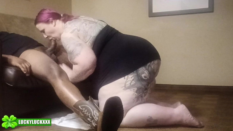 Lucky Luck XXX: Inkdup si gadis beruntung nyepong kontol bapak beruntung hari ulang...