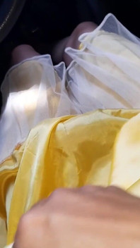 Saténové hedvábné zlaté šaty masturbace sperma