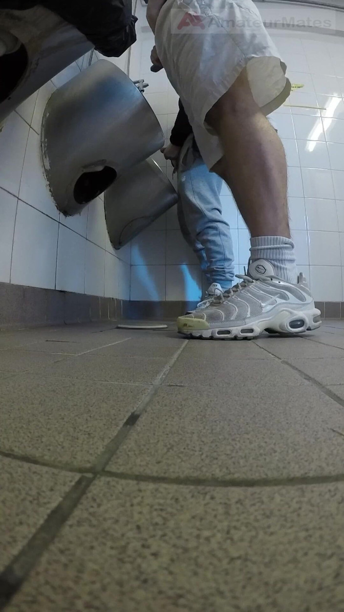 AmateurMates: Amatorscy chłopcy w trampkach wank i próbują ręczna robota w...