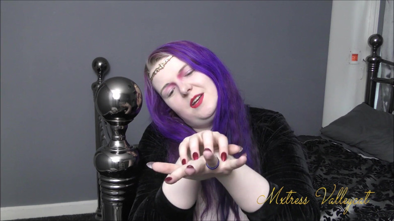 Mxtress Valleycat: Taunting you with my demonic nails