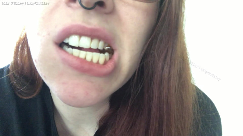 Lily O'Riley: 用嘴巴吃熊软糖