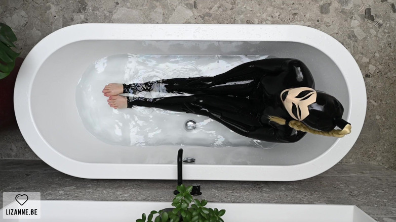 Lizanne: Latexdoll in the Bathtub