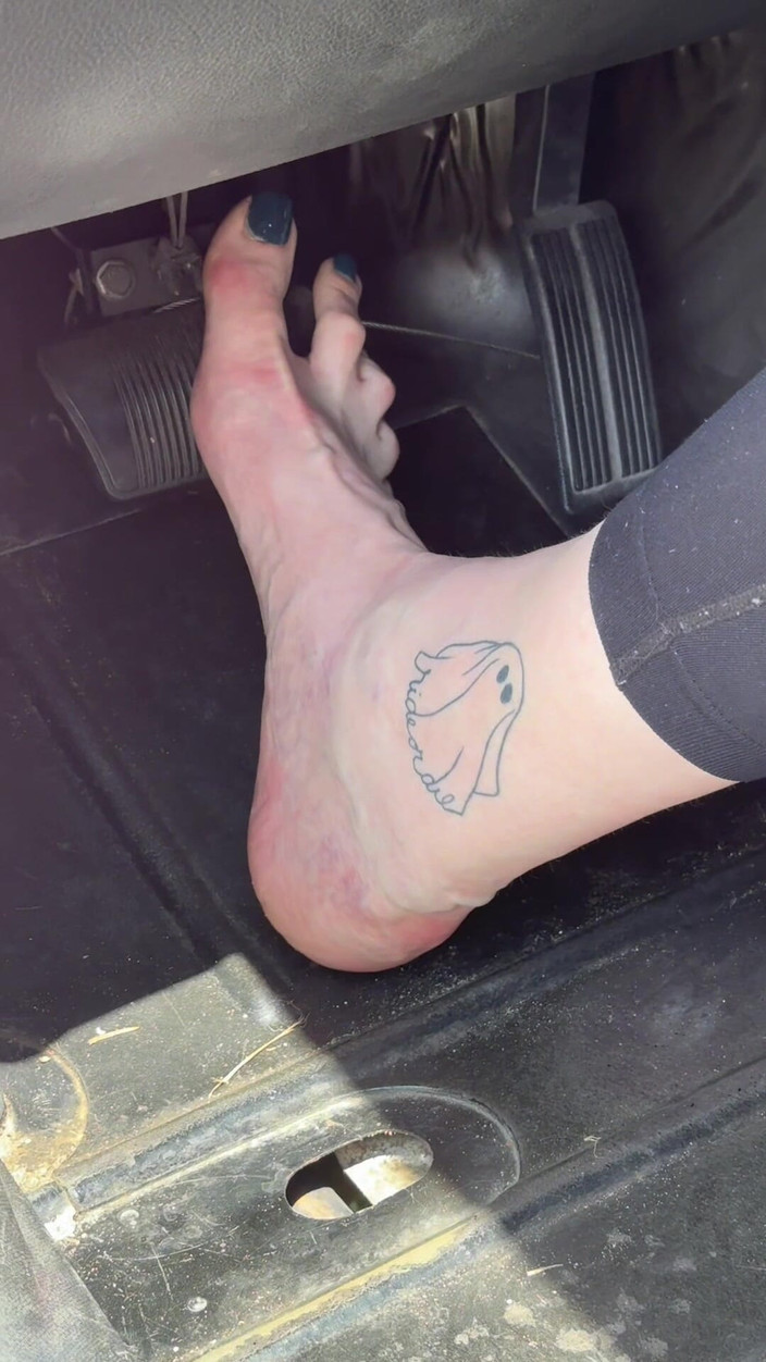 Peppermint Giantess: Cip topuklu ve yalınayak 16 feet büyüklüğünde pedal pompalama