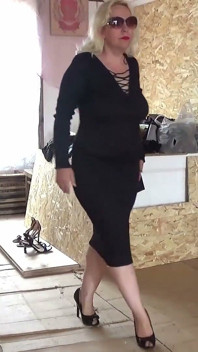 Mencoba gaun MILF seksi dengan bokong besar