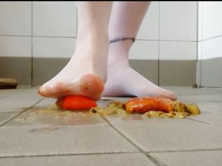 Carmen_Nylonjunge: Footplay in pantyhose with fruit